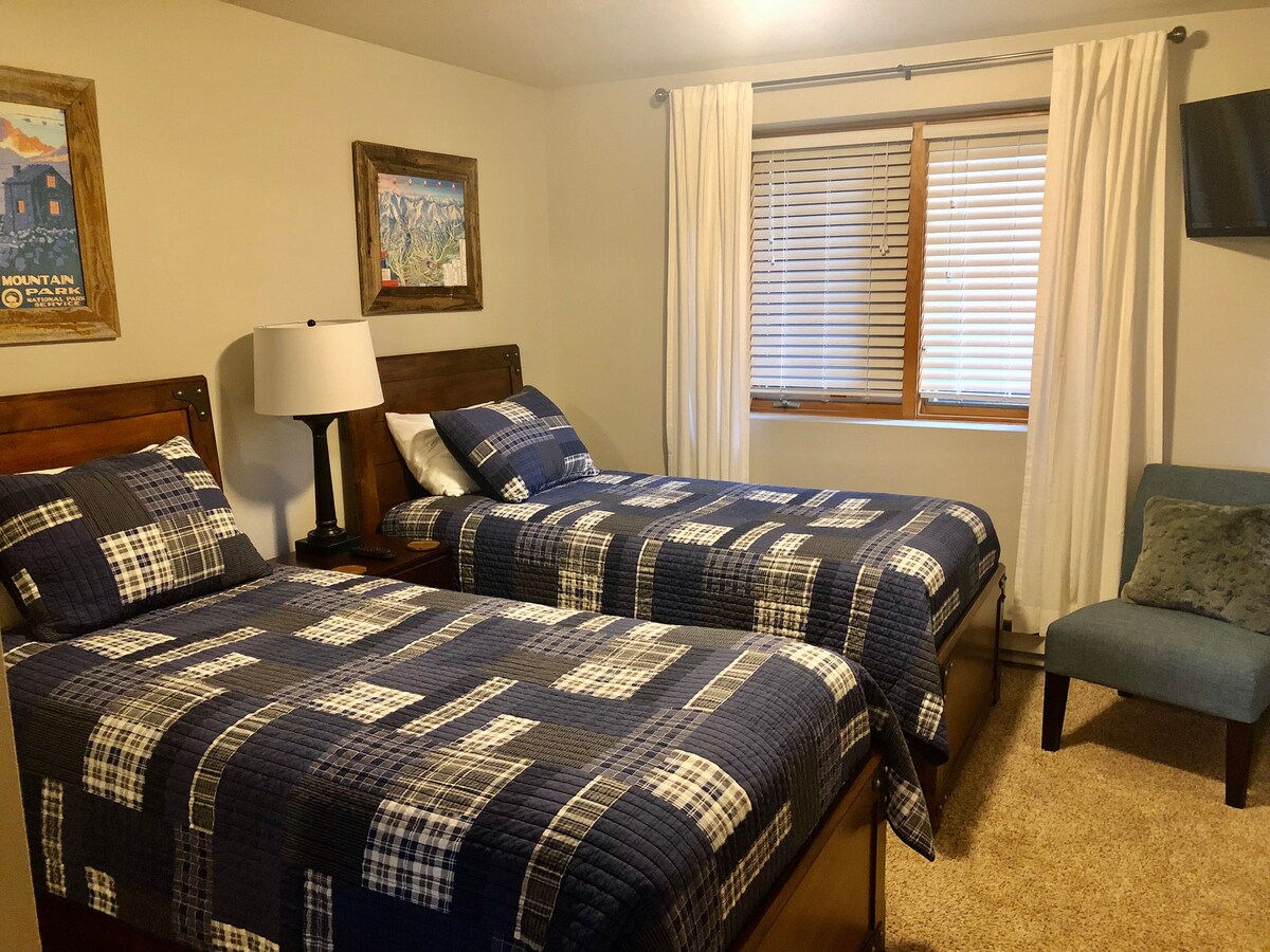 ห้องนอน 2 เป็นห้องนอนชั้นล่างอีกห้อง (ถัดจากห้องนอนใหญ่) และมีฝาแฝด 2 คน  มีหมอนและผ้าห่มสำรองพัดลมชั้นวางเสื้อผ้าและเครื่องทำความชื้นและถาด (เหมาะสำหรับปรับระดับความสูง) ในตู้เสื้อผ้า 