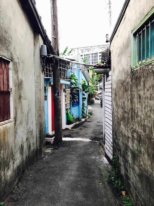 新大樓與舊眷村的衝突之美,旅行管家就位在巷弄裡。