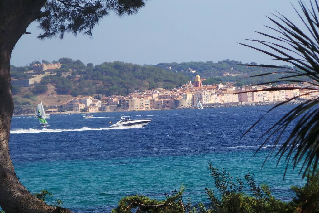 Vue zoomée sur Saint Tropez en face