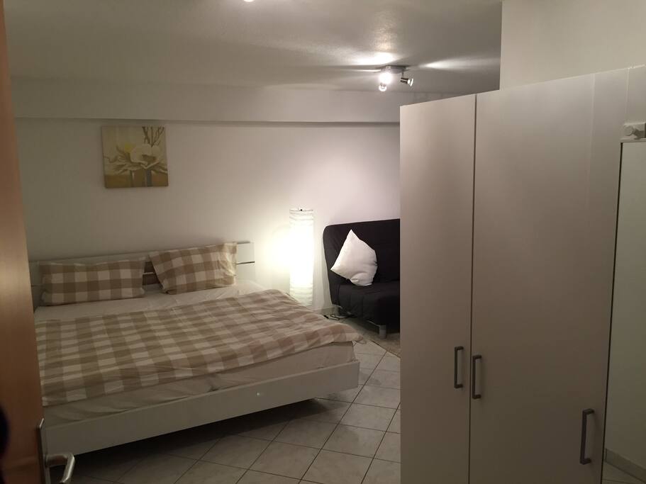 Doppelbett mit Kleiderschrank