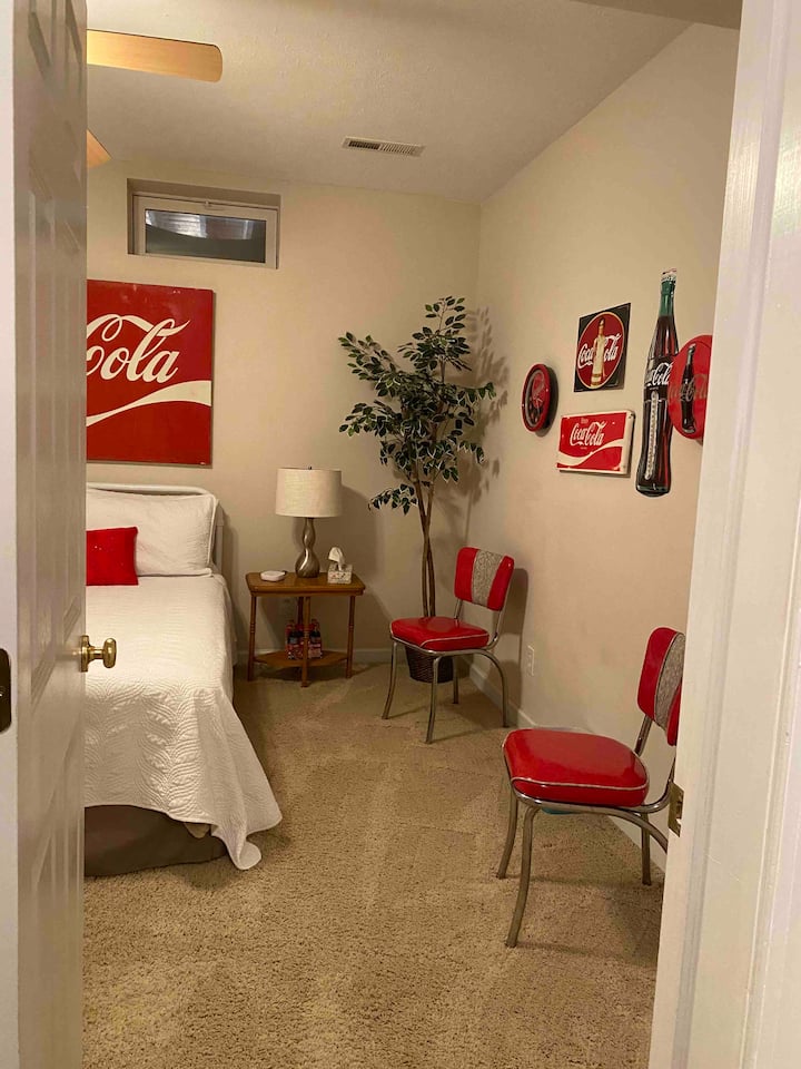 Este dormitorio es una pequeña colección de nuestros recuerdos de coca cola. Los manteles y el teléfono no están conectados. Solo para exhibirlo.