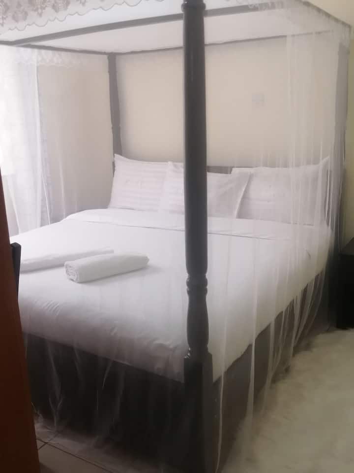 Chumba cha kulala 2 king canopy bed.