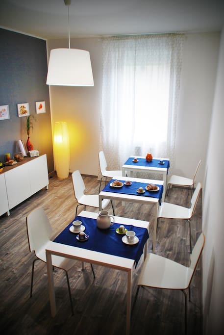 Sala colazione con colazione all'italiana