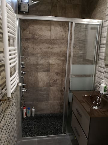 Room and living with bath and kitchen in Malasaña gallery image 4