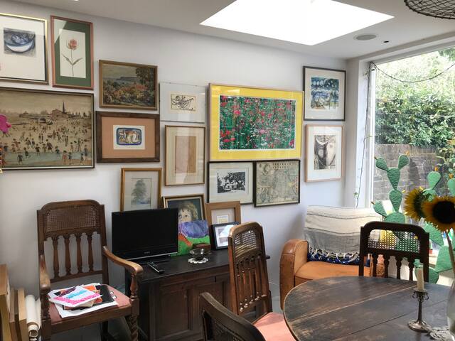 Large family home with excellent transport links gallery image 4