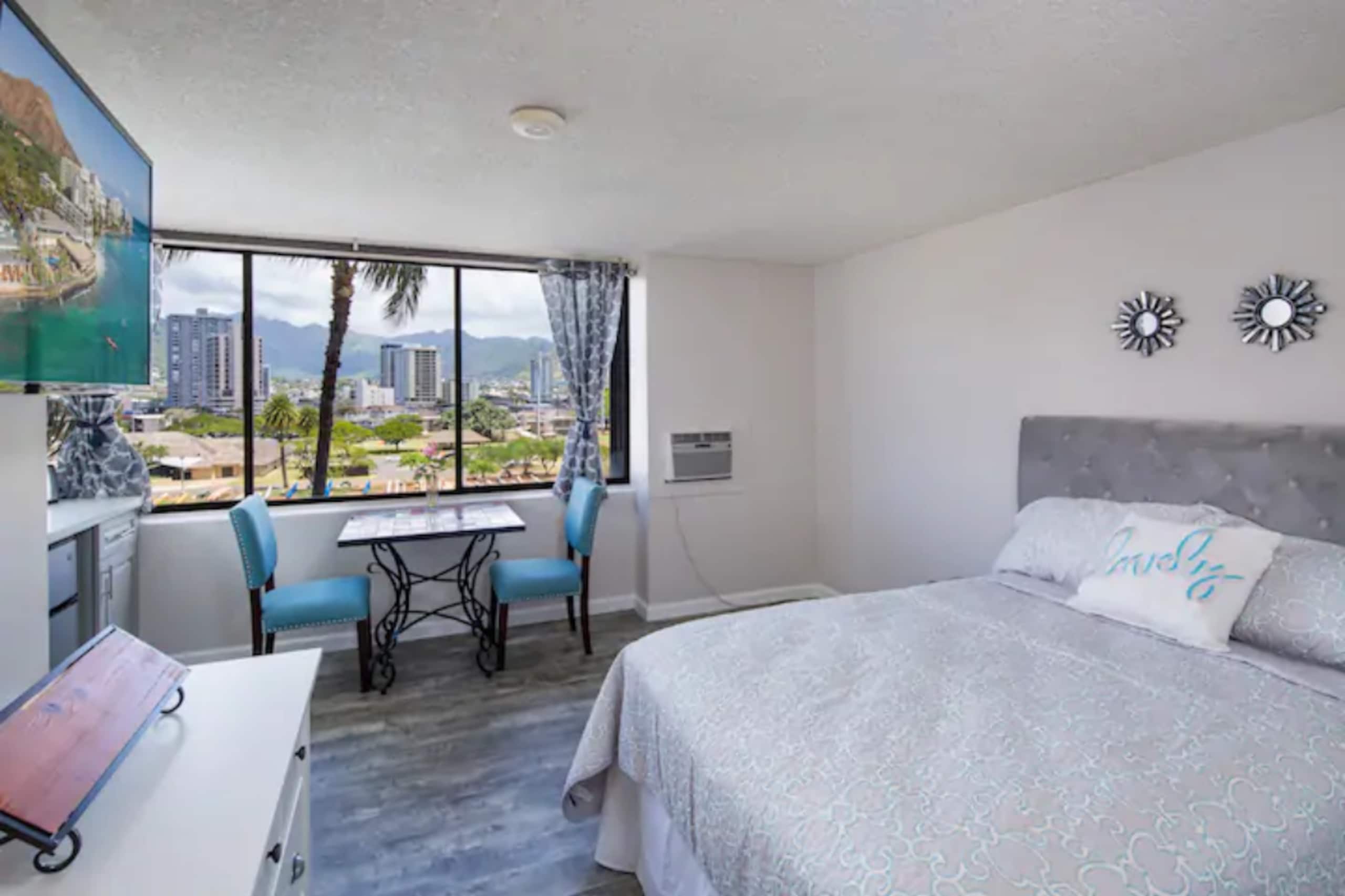 Condo in Honolulu · ★4.53 · Studio · 1 bed · 1 private bath - Image 3