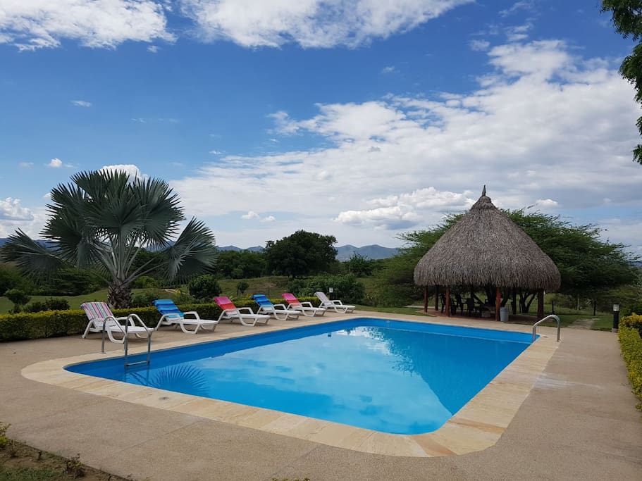 Piscina privada con hermosa vista en su contorno.