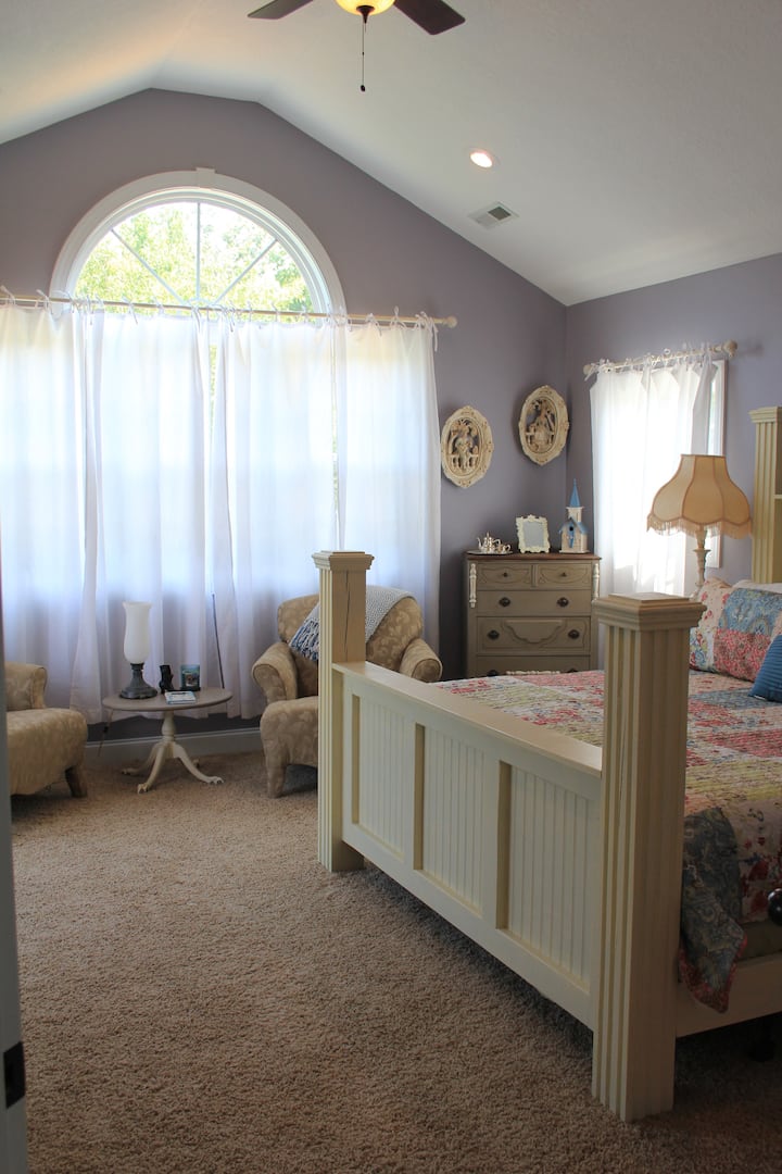 Im Obergeschoss - Gästesuite mit Kingsize-Bett, Sitzbereich, Schminkwaschbecken, Kommode, eigenem Balkon, Badewanne/Dusche und begehbarem Kleiderschrank.