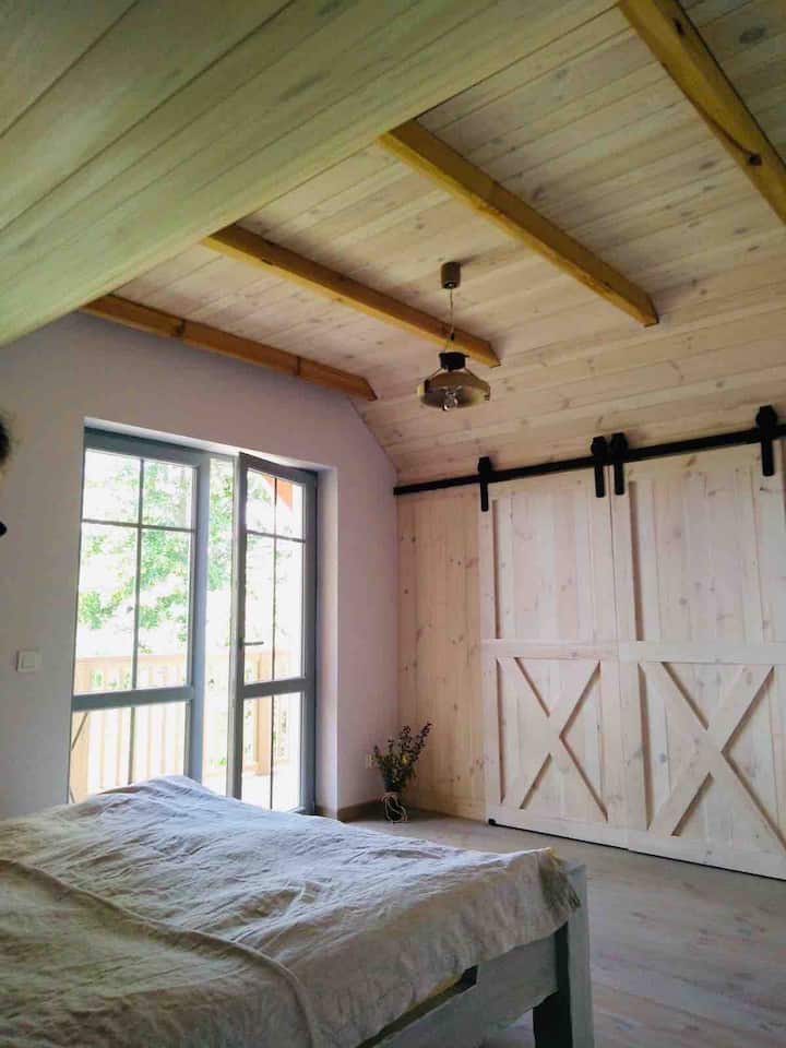 Slaapkamer met balkon