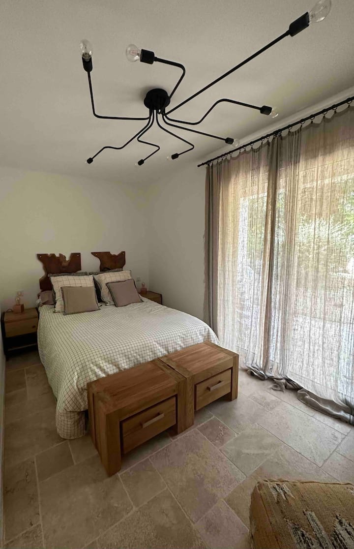 Dhomë çaji - ana e KOPSHTIT LA PALMERAIE - Hyrje e drejtpërdrejtë në natyrë - krevat 140 cm, gardërobë.