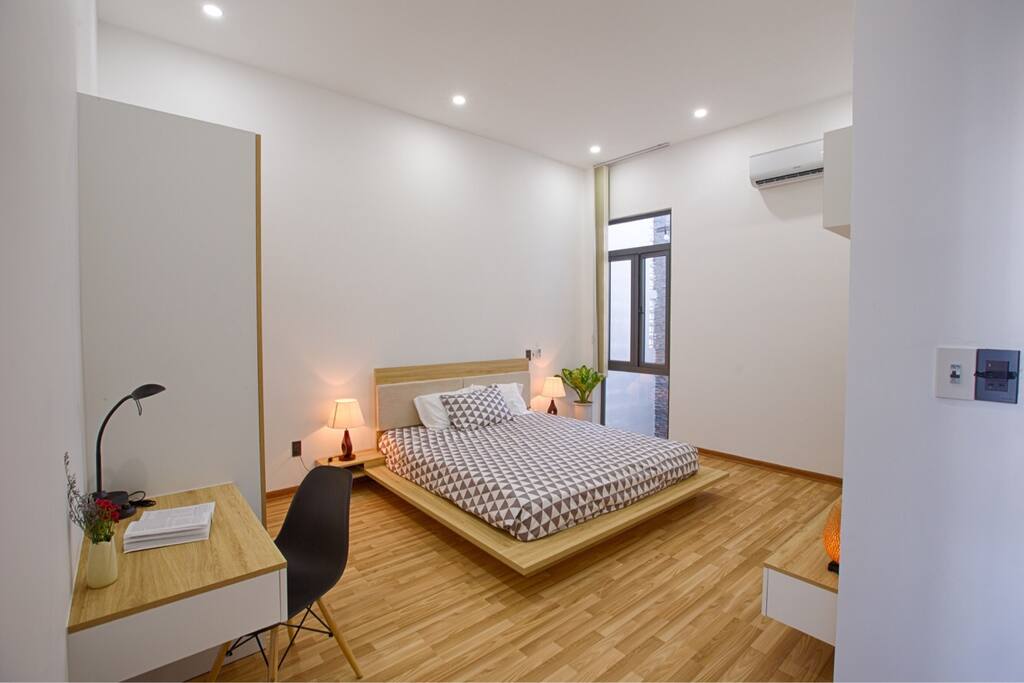 Tầng 2 Phòng ngủ chính có Giường cỡ King và phòng tắm riêng.