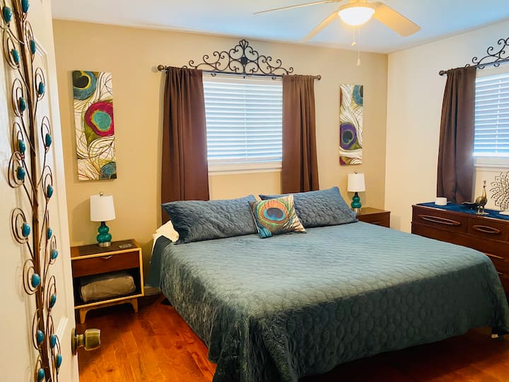 带2米宽双人床的主卧室，孔雀主题房