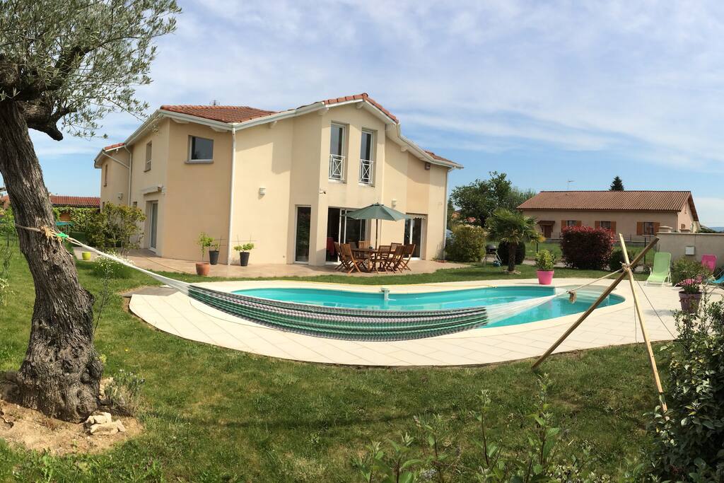 Vue extérieure de la maison. Venez vous rafraichir dans la piscine !