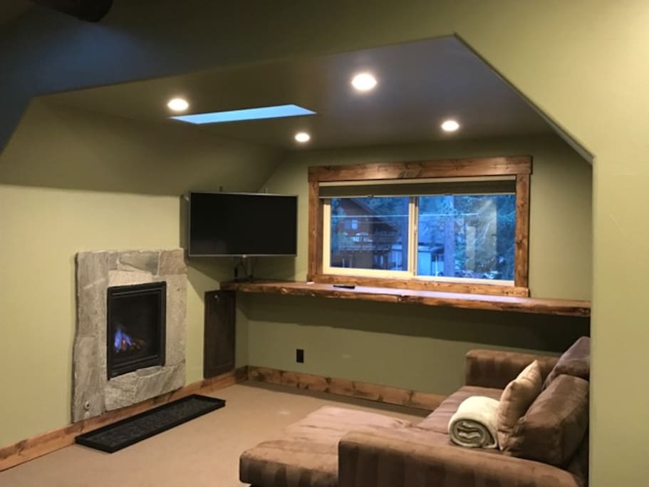 Livingroom, fireplace and TV