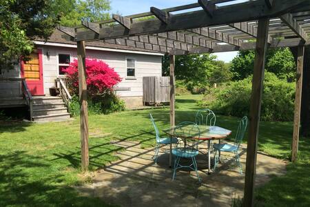 Secluded 1Br cottage on the lake, close to Ditch