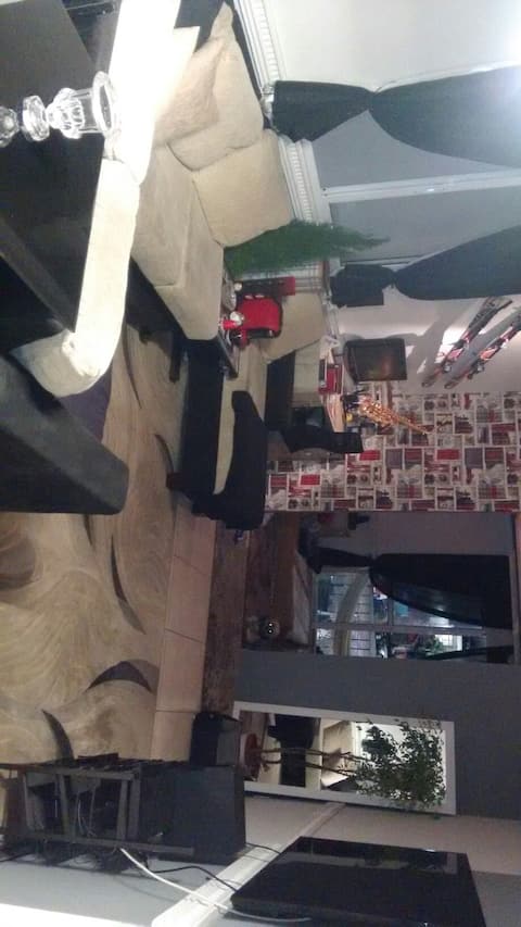 Apto. Studio 40m2 com sacada,   70m do metrô