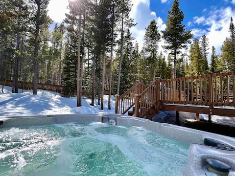 Spacious Mtn Cabin- HOT TUB, Game room and More