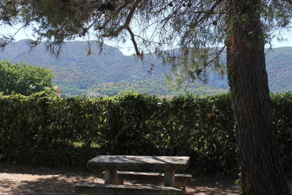 Moment de détente sur la table en pierre face au Luberon