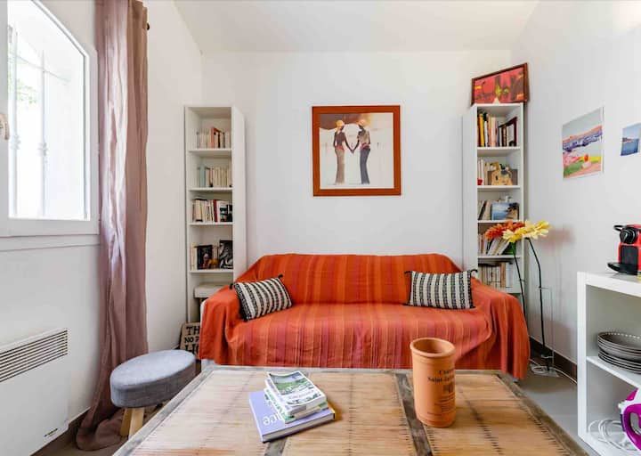 zona pranzo con Nespresso, teiera, frigorifero, microonde grill