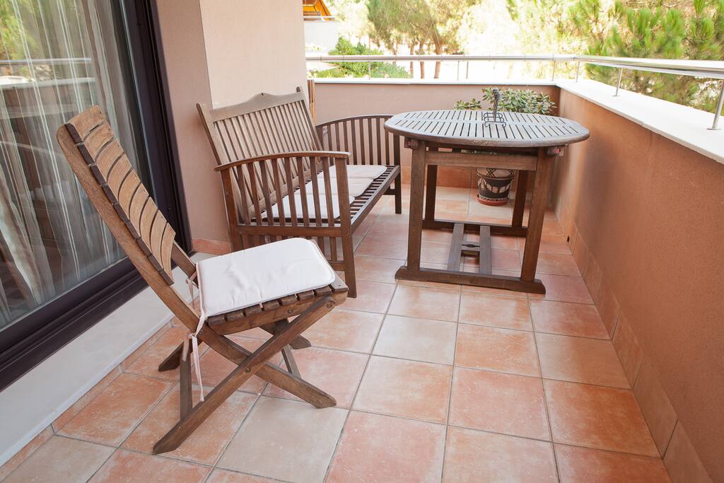 EN: Large balcony with wooden furniture //
ES: Un amplio balcón con muebles de madera //
RU: Просторный балкон с деревянной мебелью //
FR: Un grand balcon avec des meubles en bois //