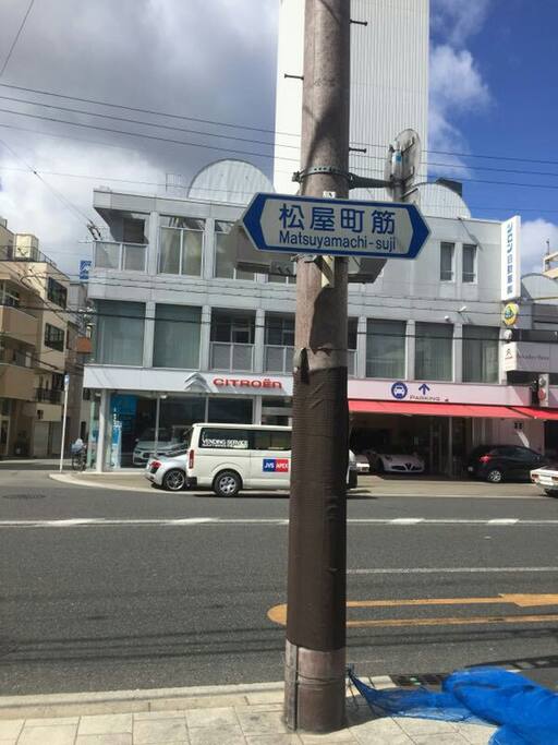 看到路牌,进入这条巷子就到了