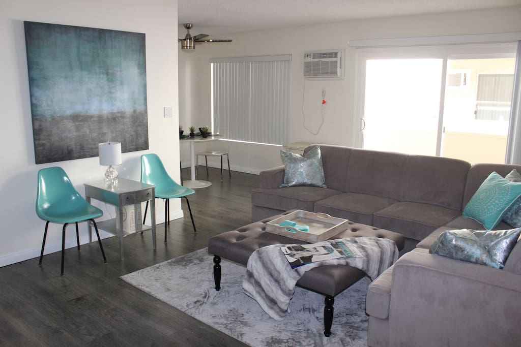 Living Room (Queen pullout bed in couch)