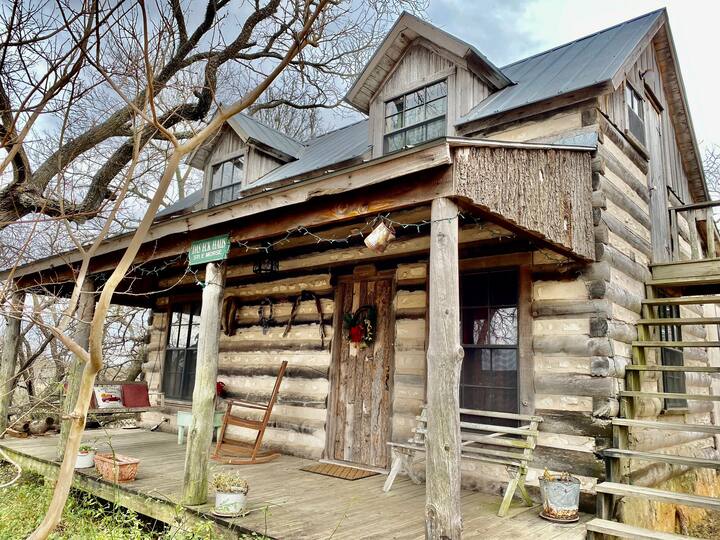 Das Eck Haus -Fireplace/secluded log cabin in town