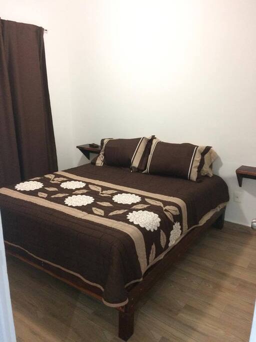 Recámara con ventilador y closet