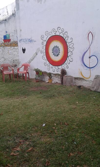 El patio es amplio, con un gran árbol, césped, pileta de lona en verano. Algunos amigos y mis nietos hicieron coloridos murales en la pared
