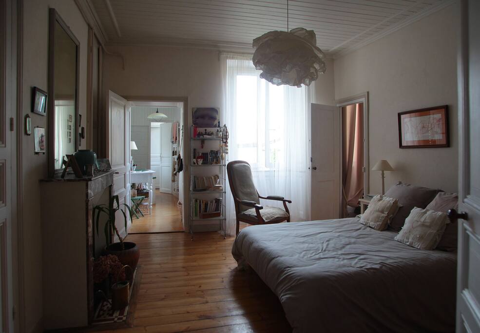 Chambre avec salle de bain et WC