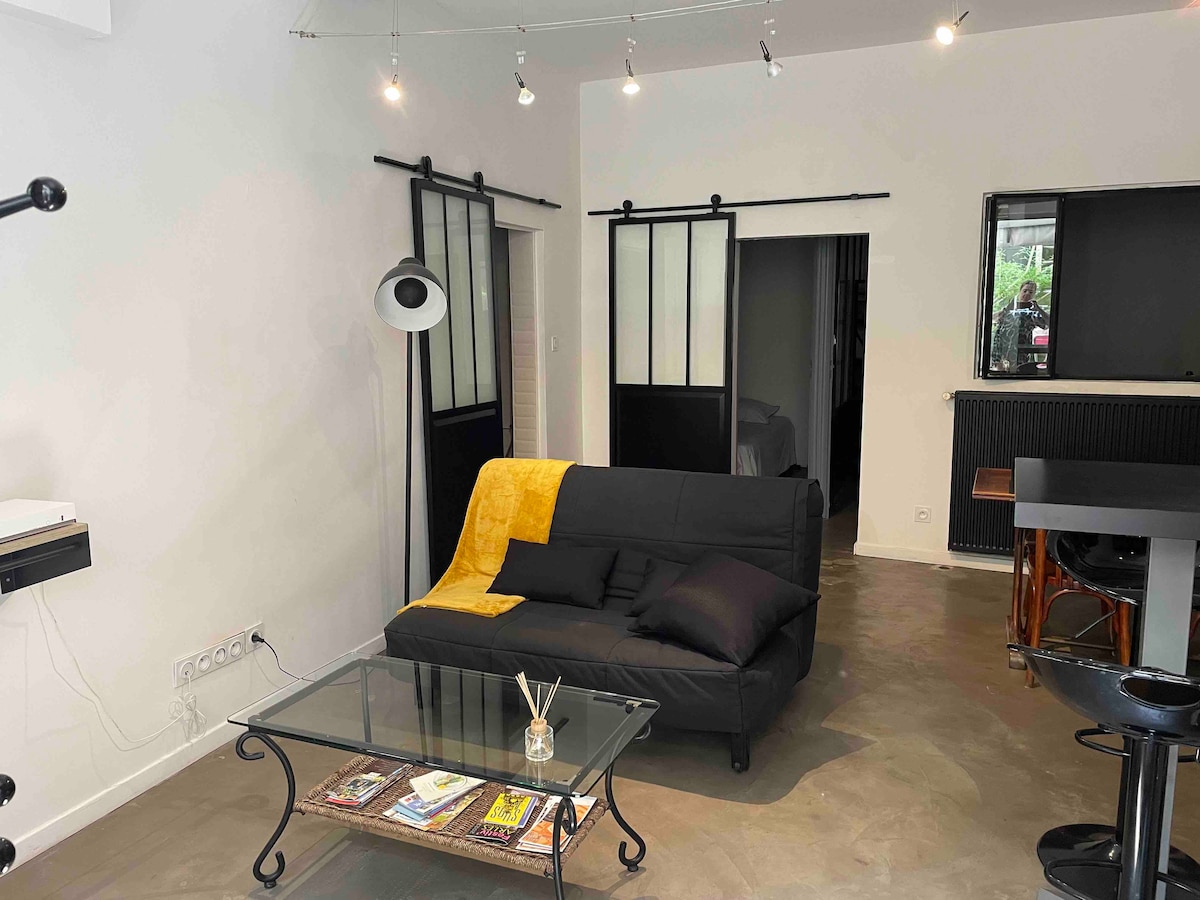 Dnevni boravak s prostorom za sjedenje (zidni TV), čajnom kuhinjom i blagovaonicom