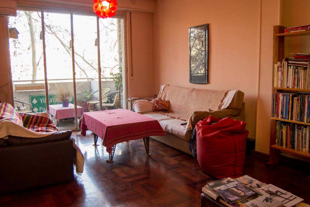 Feel free to hang out in our living room or balcony / podrás relajarte en el living o en nuestro balcón.