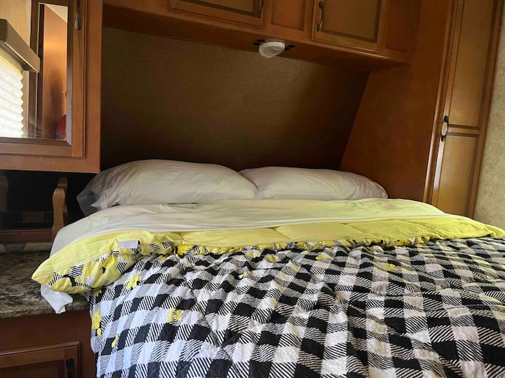 Colchón muy cómodo con sábanas y edredón limpios.  Armarios con perchas en cada lado