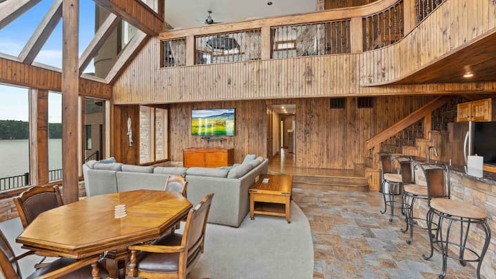 Nivel inferior: cama tamaño queen extraíble en el gabinete debajo de la televisión