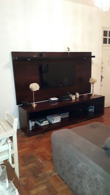 Sala com rack e Tv de 42 polegadas