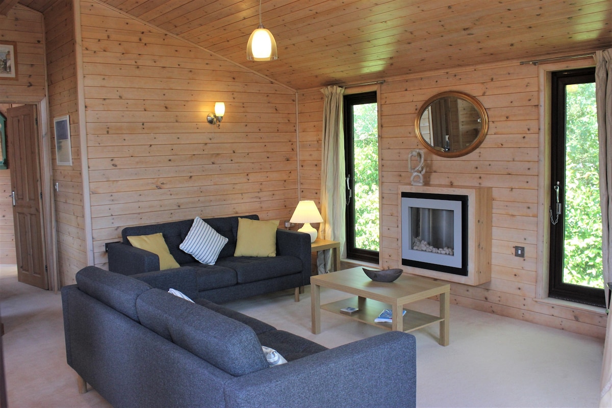 Successful Airbnb property: Apple Tree Lodge with private garden and hot tub in St. Gennys