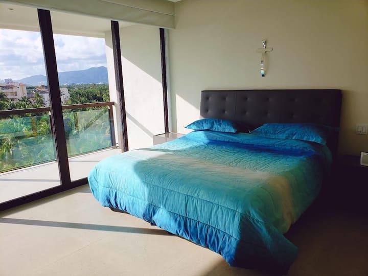 ห้องนอนใหญ่พร้อมทีวีจอแบนห้องน้ำเต็มรูปแบบม่านไฟฟ้าและระเบียง