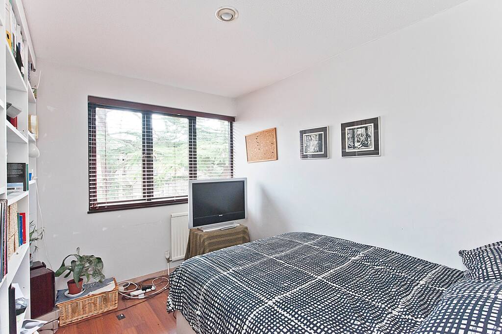 Double bedroom sharing main bathroom with single room (when in use)