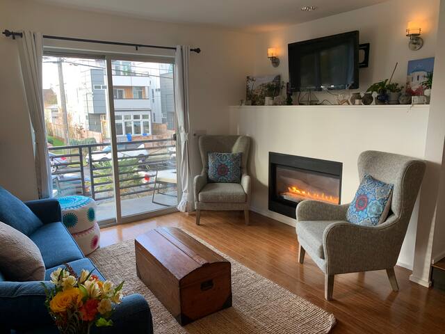 Blocks from Alki Beach (AC & Hot Tub) gallery image 2