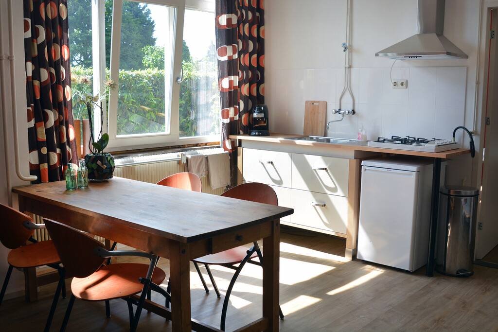 's Ochtends schijnt het zonnetje binnen in de keuken.