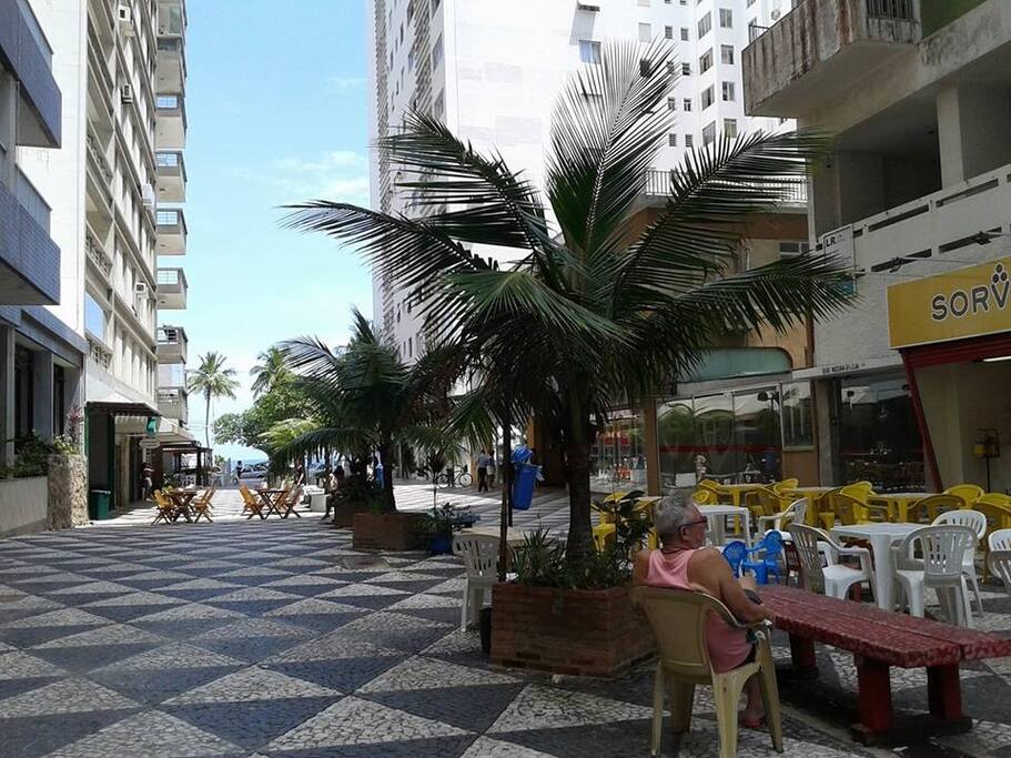Calçadão onde se localiza o apartamento