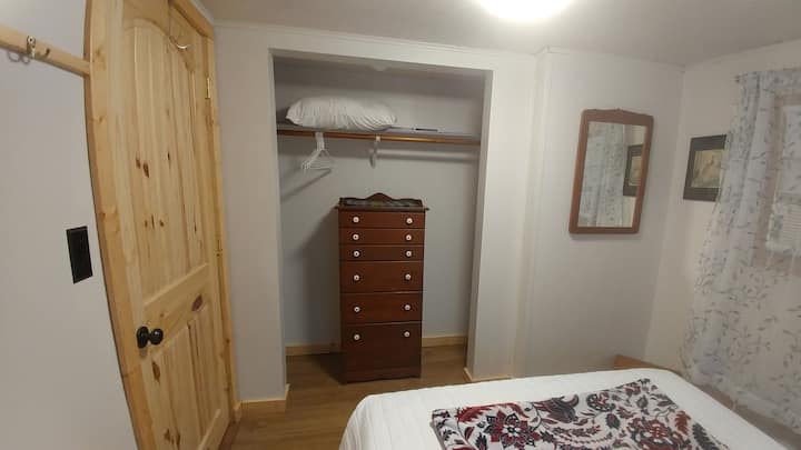 Armario y vestidor. Ropa de cama de repuesto.