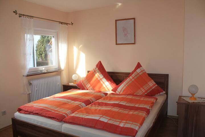 Спална соба со  брачен кревет (широк 150-179 см)