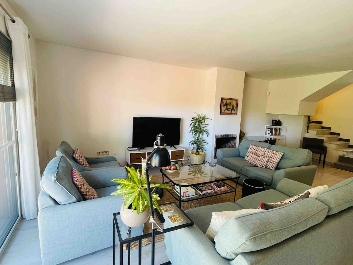 Popular Airbnb listing: A three-story house with a garden and golf course views in Benalmádena