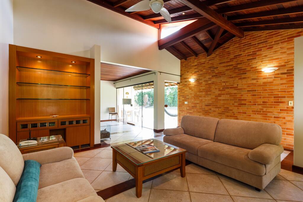 Sala de Estar ampla, com vista para o jardim