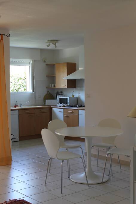 cuisine et coin salle à manger