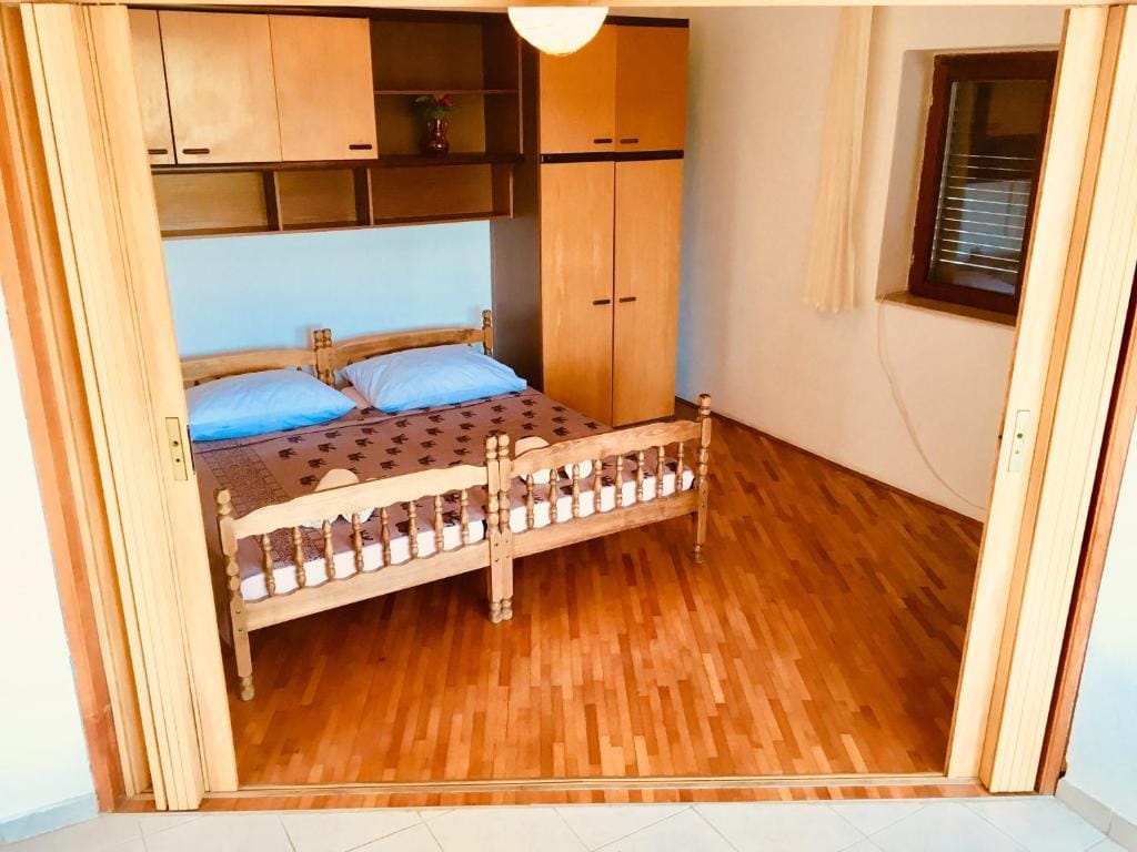 BRUIN APPARTEMENT - Gelegen op de begane grond van het pension - SLAAPKAMER nr. 1