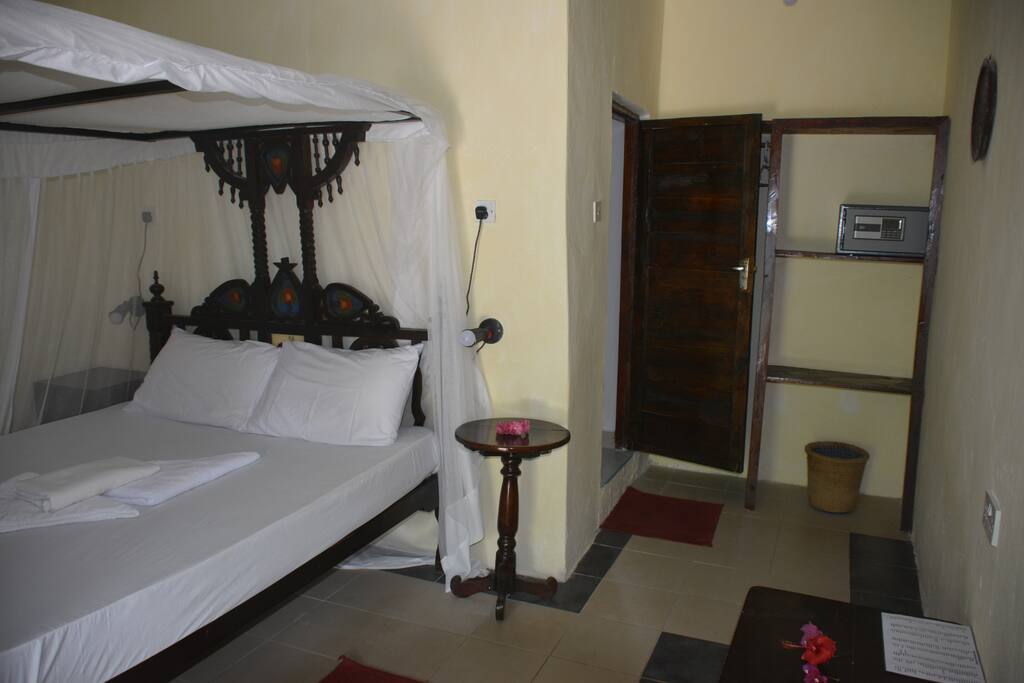 Double room. Separate bathroom with shower, warm and cold water. Fan. Safe. Mosquitonet