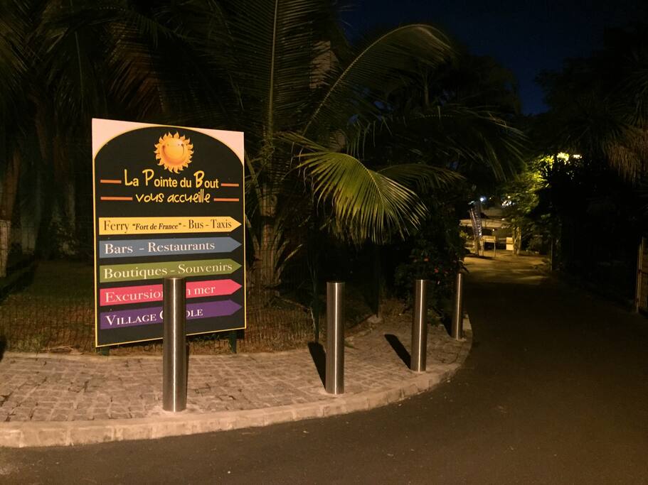 Accès dans la Marina depuis l'allée de l'hôtel "CARAYOU"