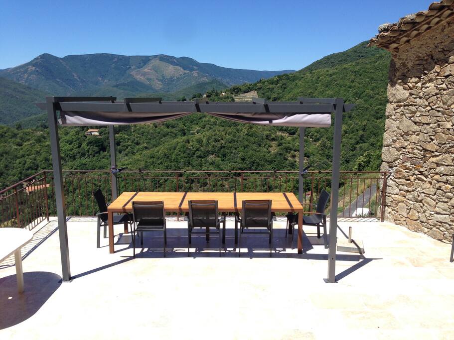 la terrasse dominant la vallée